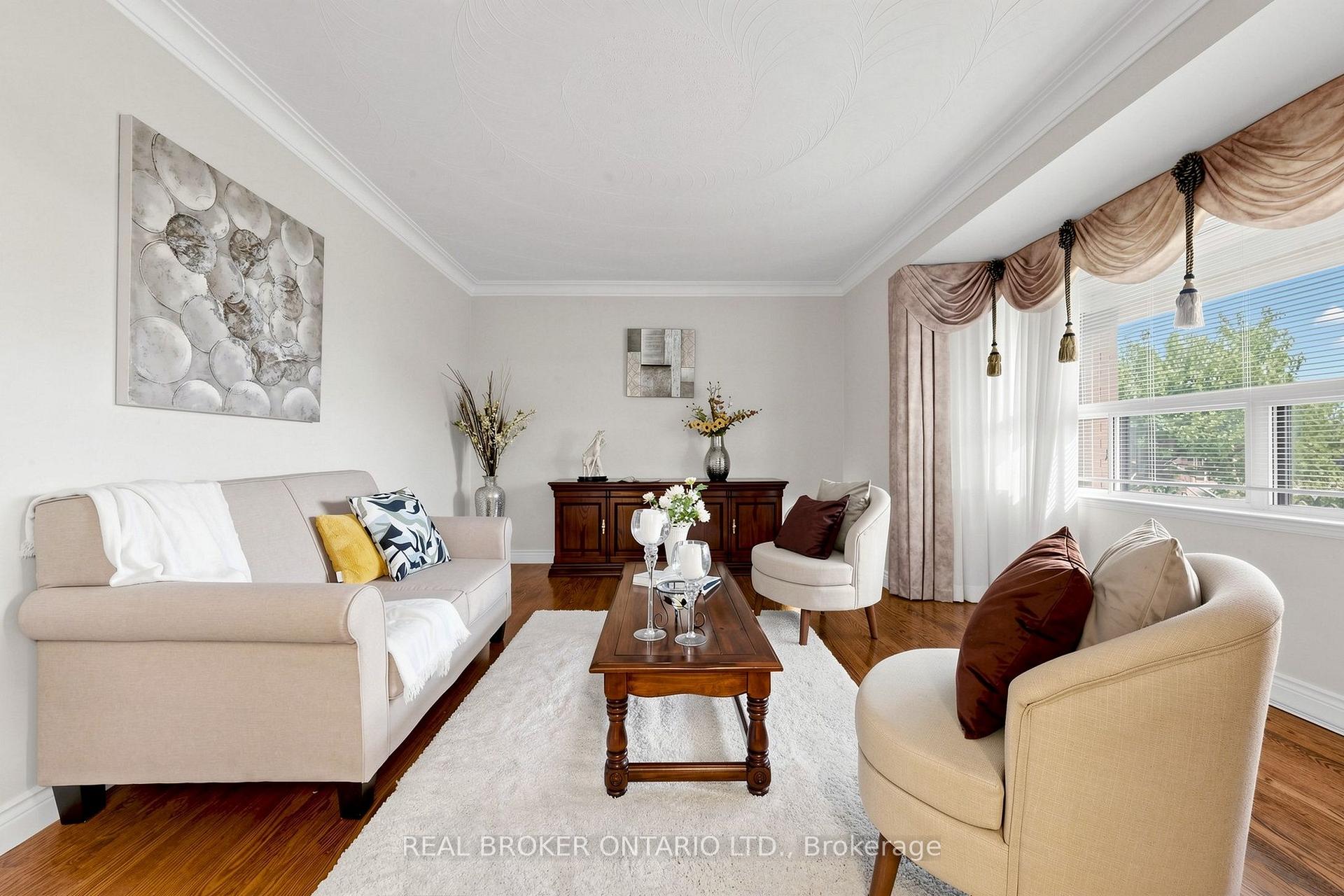 Photo 7 of 2 Dorking Crescent, North York, Downsview-Roding-CFB — HOMEH