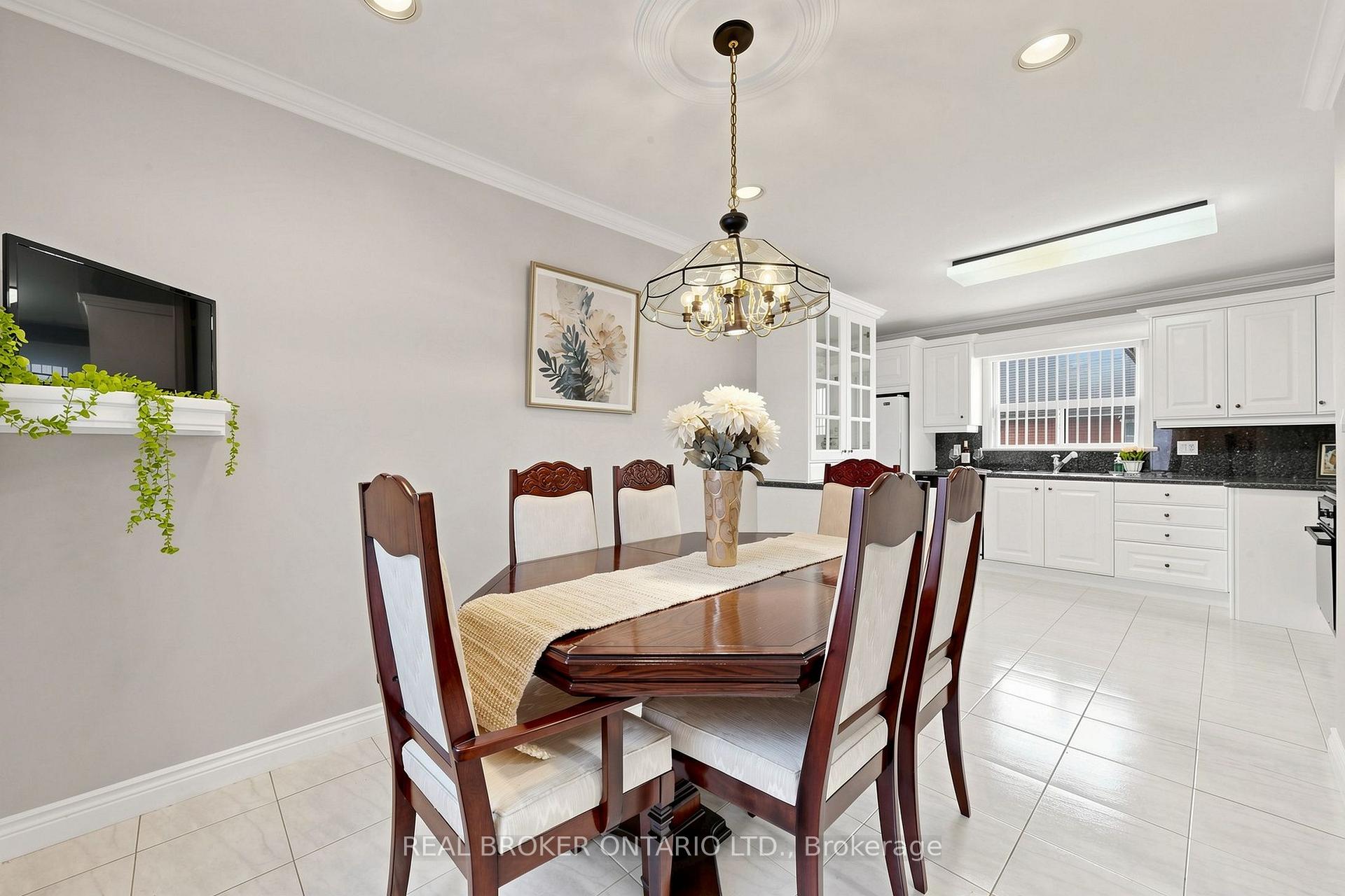 Photo 9 of 2 Dorking Crescent, North York, Downsview-Roding-CFB — HOMEH