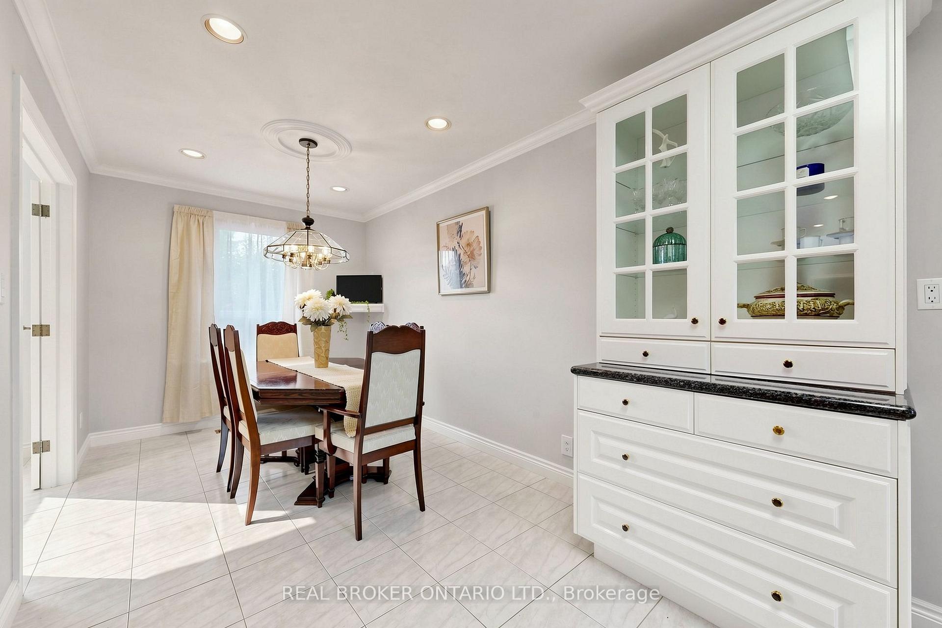 Photo 10 of 2 Dorking Crescent, North York, Downsview-Roding-CFB — HOMEH