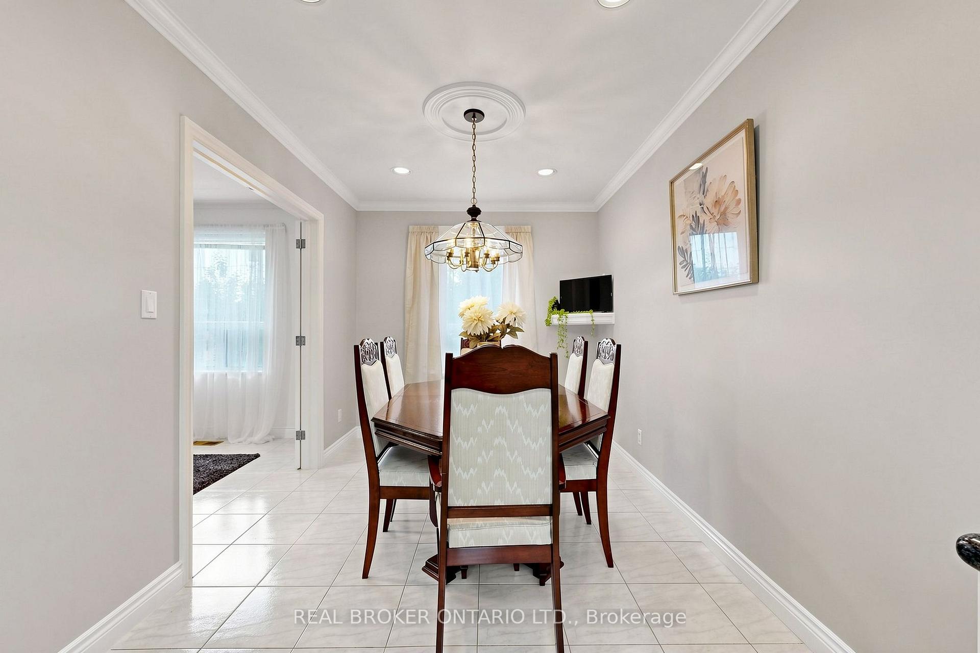 Photo 11 of 2 Dorking Crescent, North York, Downsview-Roding-CFB — HOMEH