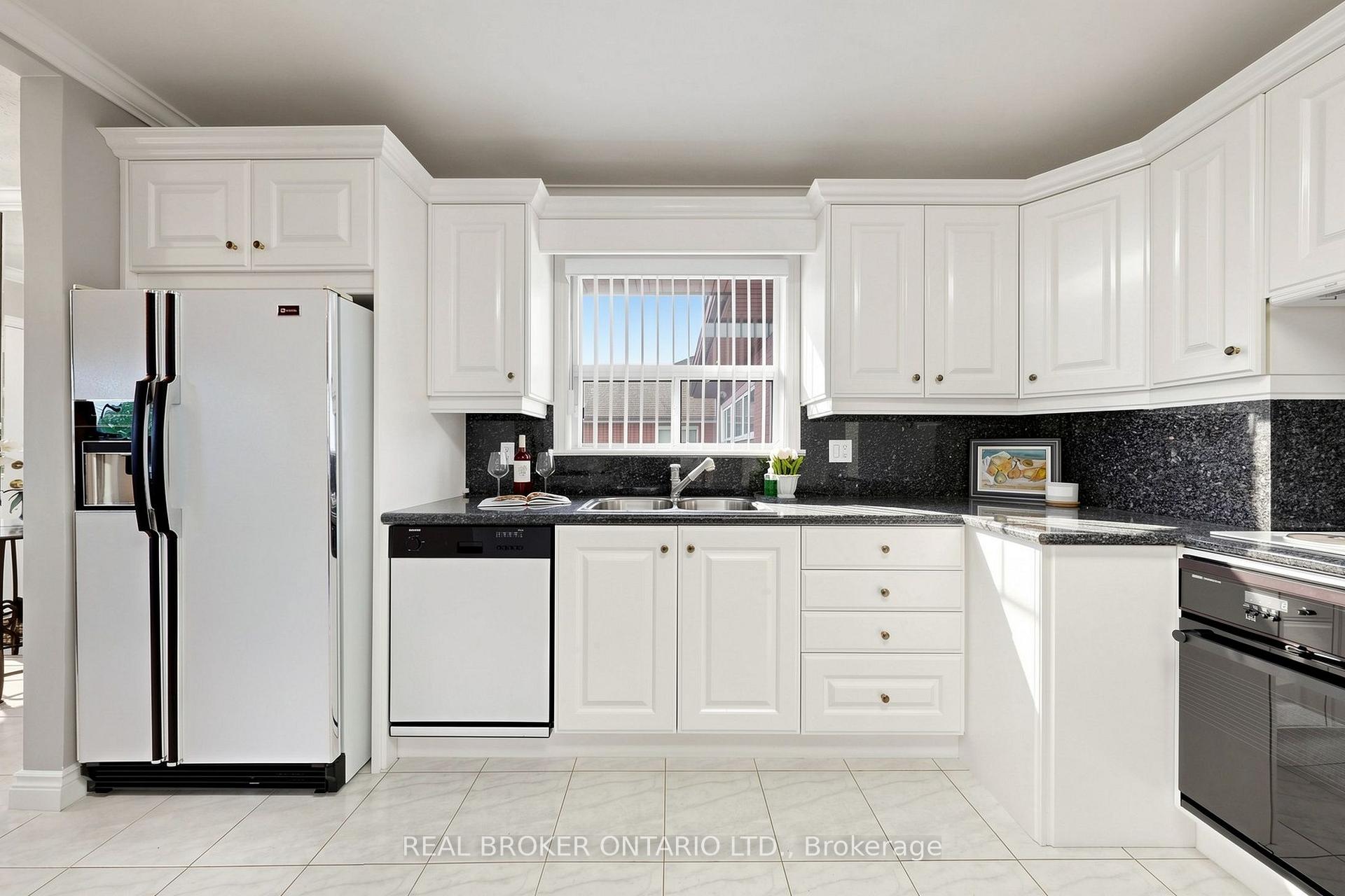 Photo 12 of 2 Dorking Crescent, North York, Downsview-Roding-CFB — HOMEH