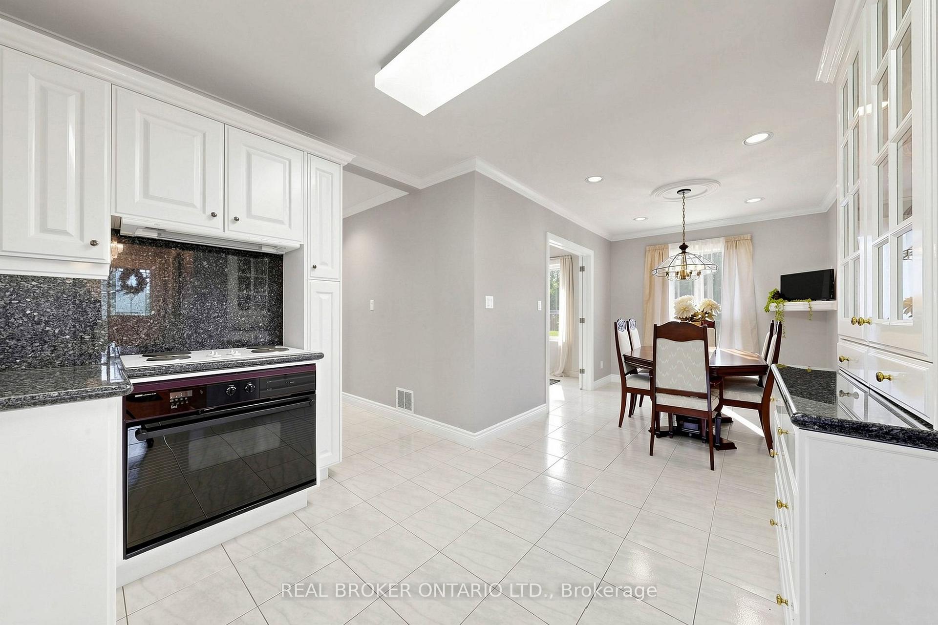 Photo 13 of 2 Dorking Crescent, North York, Downsview-Roding-CFB — HOMEH