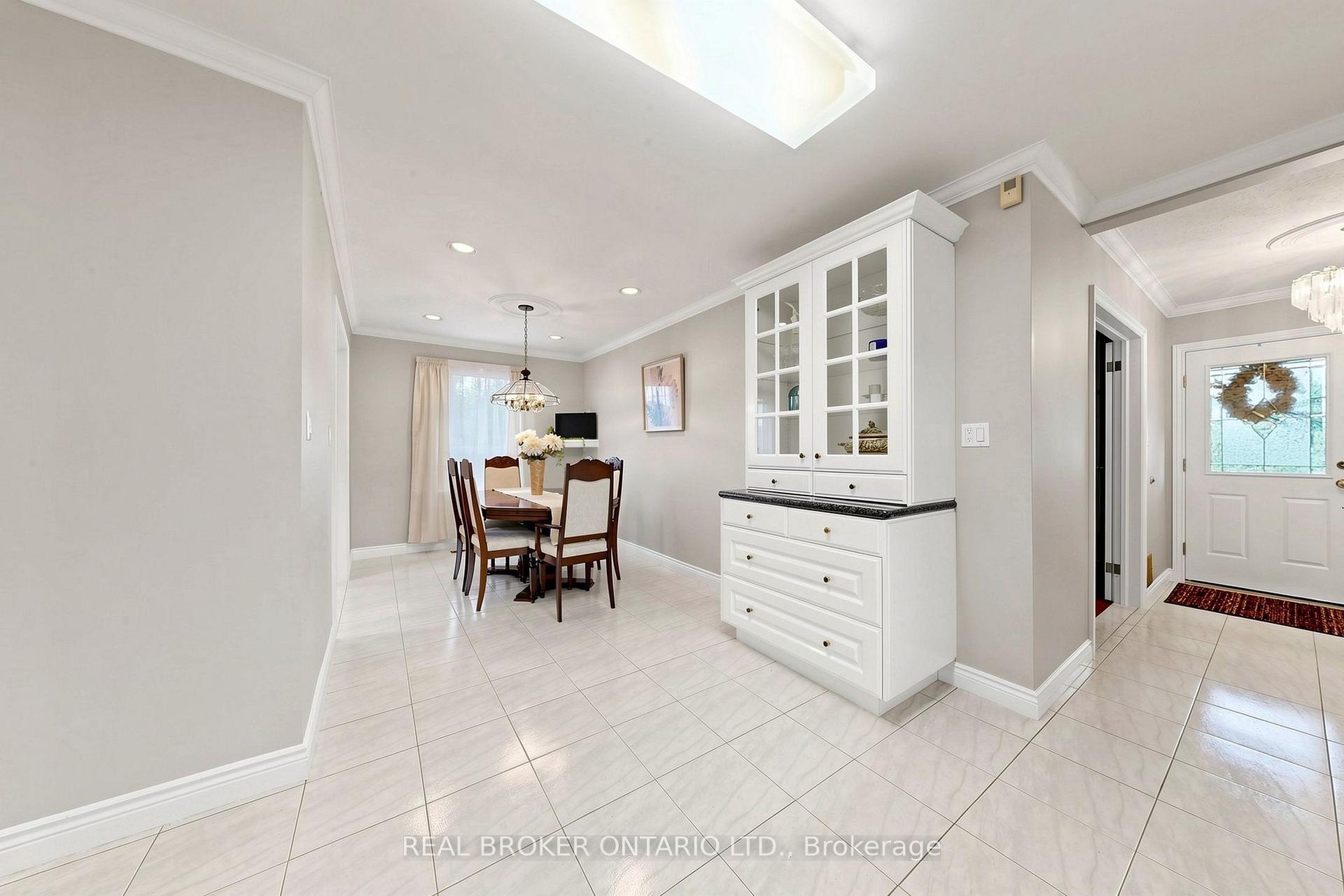 Photo 14 of 2 Dorking Crescent, North York, Downsview-Roding-CFB — HOMEH