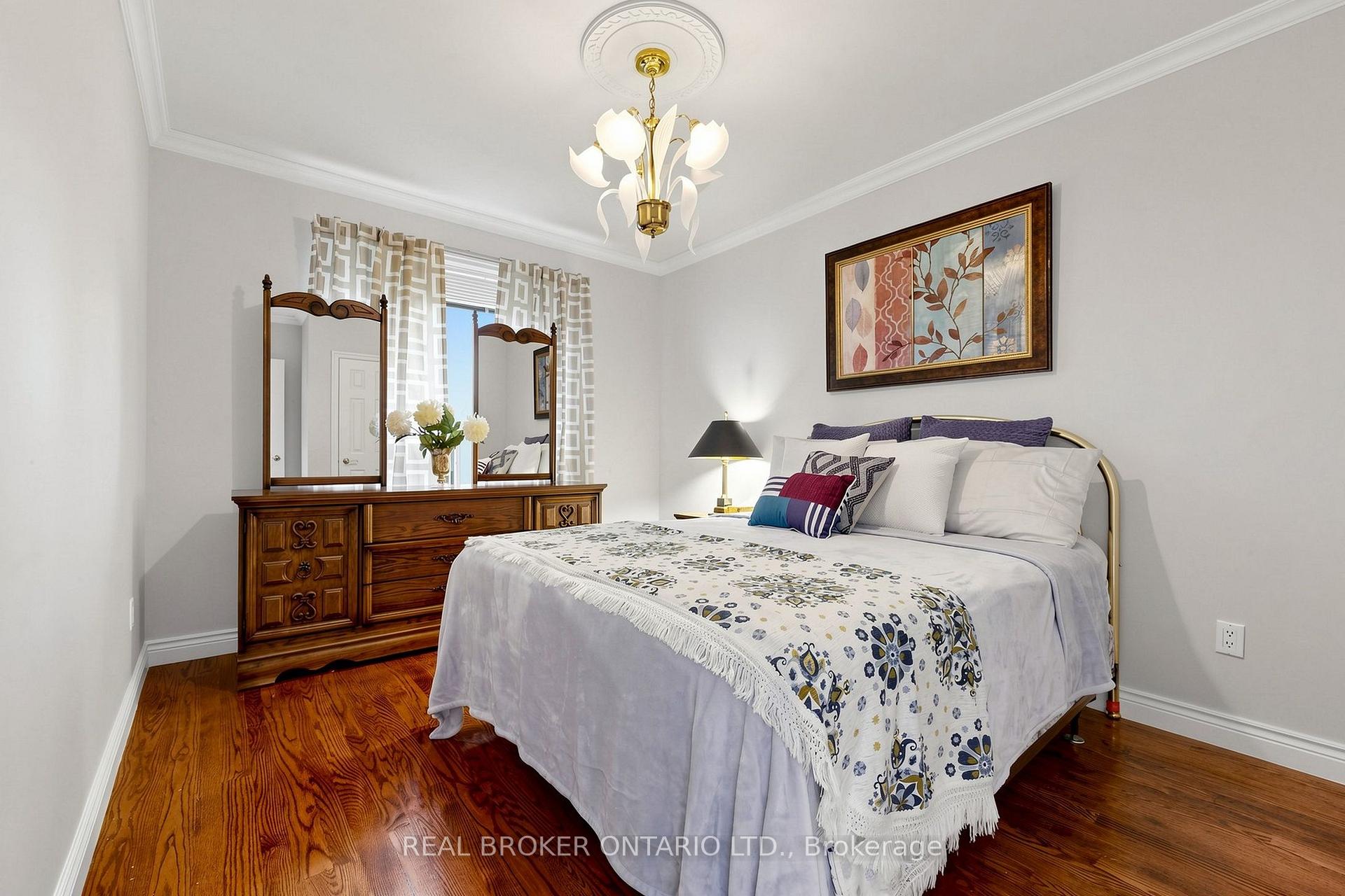 Photo 20 of 2 Dorking Crescent, North York, Downsview-Roding-CFB — HOMEH