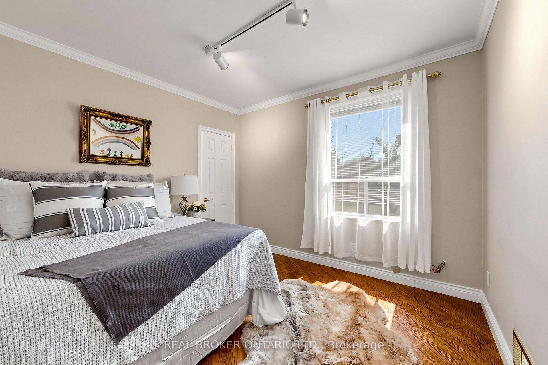 Photo 23 of 2 Dorking Crescent, North York, Downsview-Roding-CFB — HOMEH