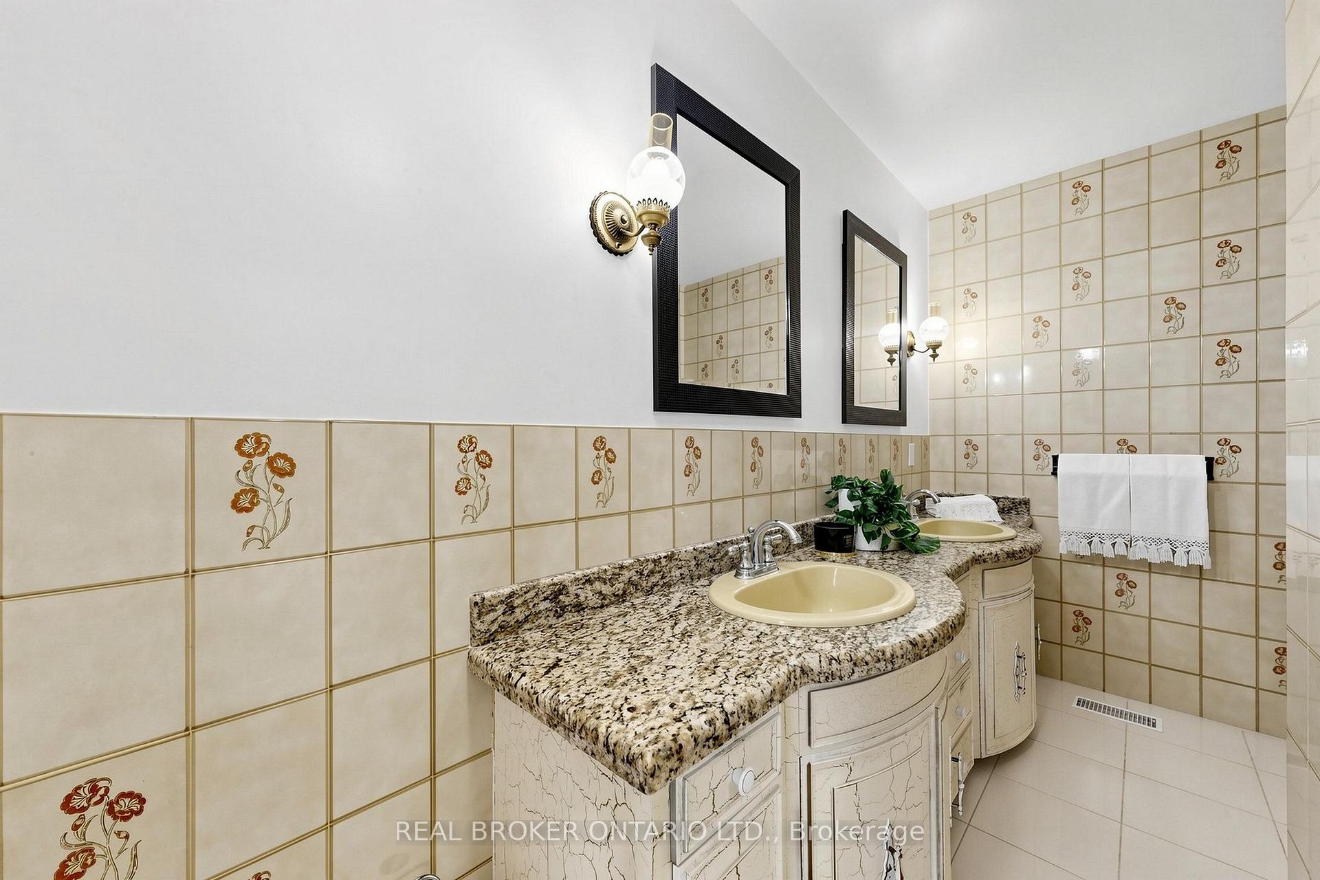 Photo 25 of 2 Dorking Crescent, North York, Downsview-Roding-CFB — HOMEH
