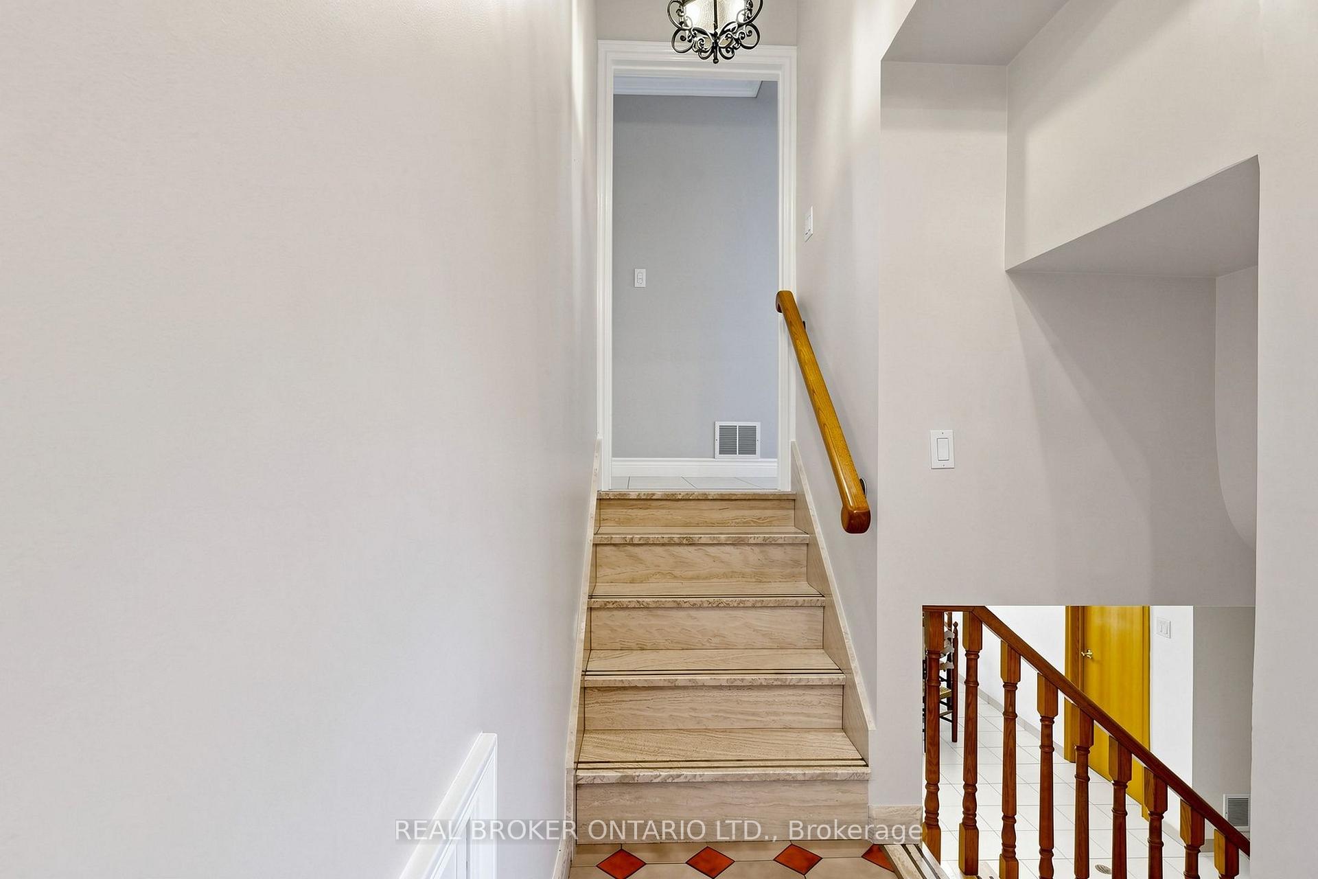 Photo 28 of 2 Dorking Crescent, North York, Downsview-Roding-CFB — HOMEH