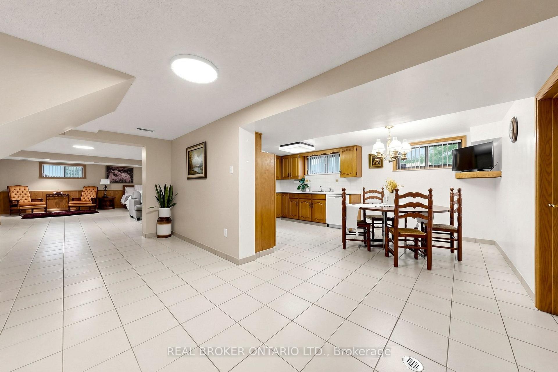 Photo 32 of 2 Dorking Crescent, North York, Downsview-Roding-CFB — HOMEH