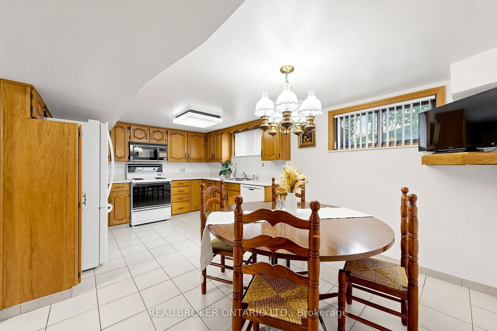 Photo 33 of 2 Dorking Crescent, North York, Downsview-Roding-CFB — HOMEH