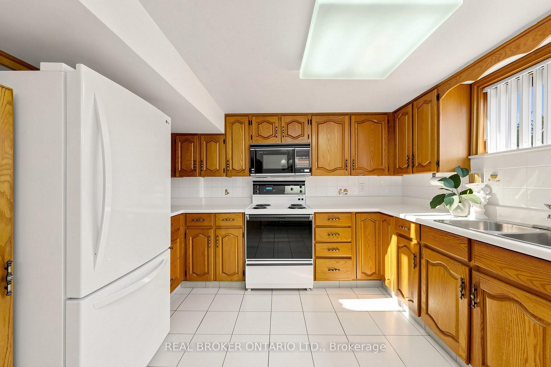 Photo 34 of 2 Dorking Crescent, North York, Downsview-Roding-CFB — HOMEH