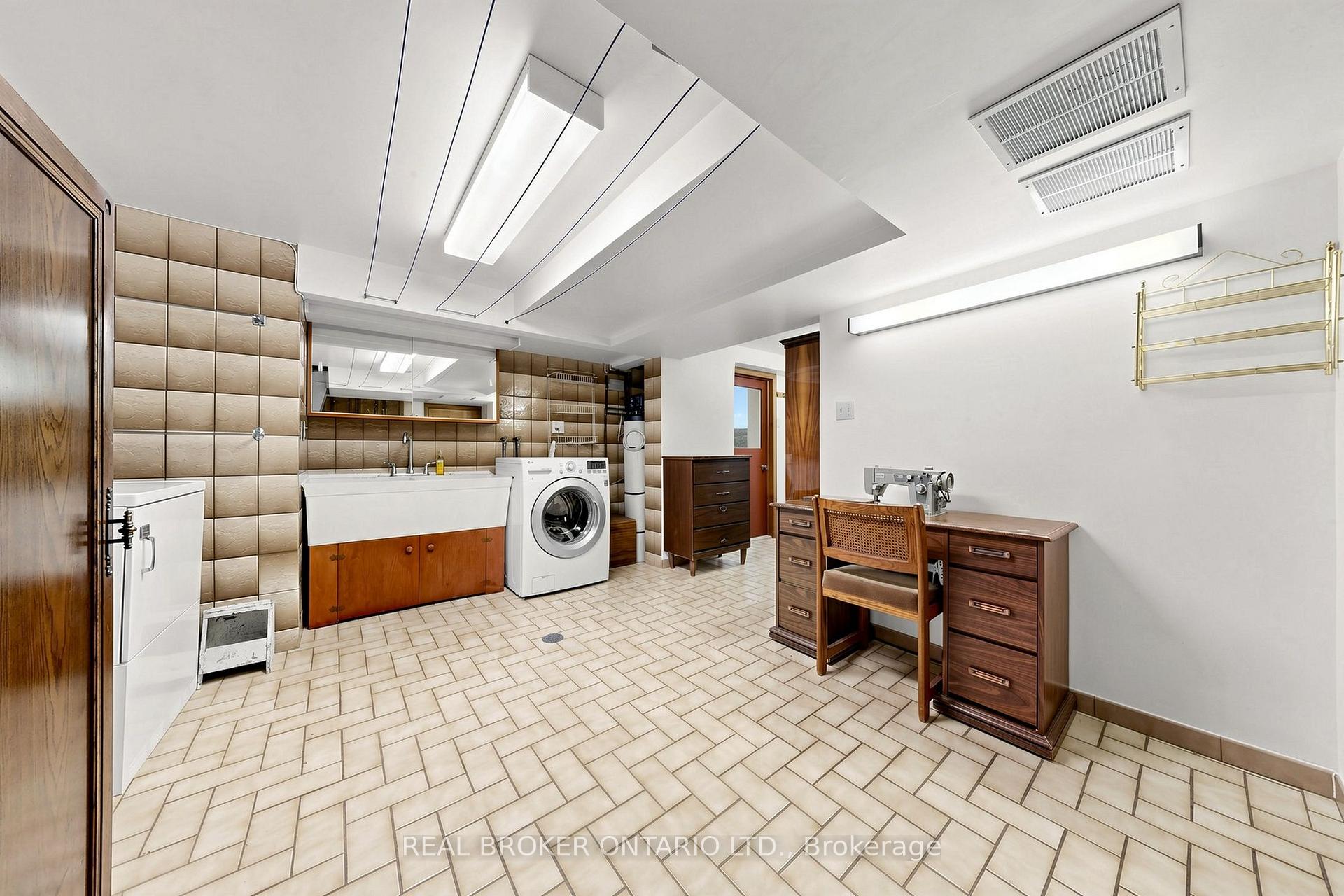 Photo 39 of 2 Dorking Crescent, North York, Downsview-Roding-CFB — HOMEH