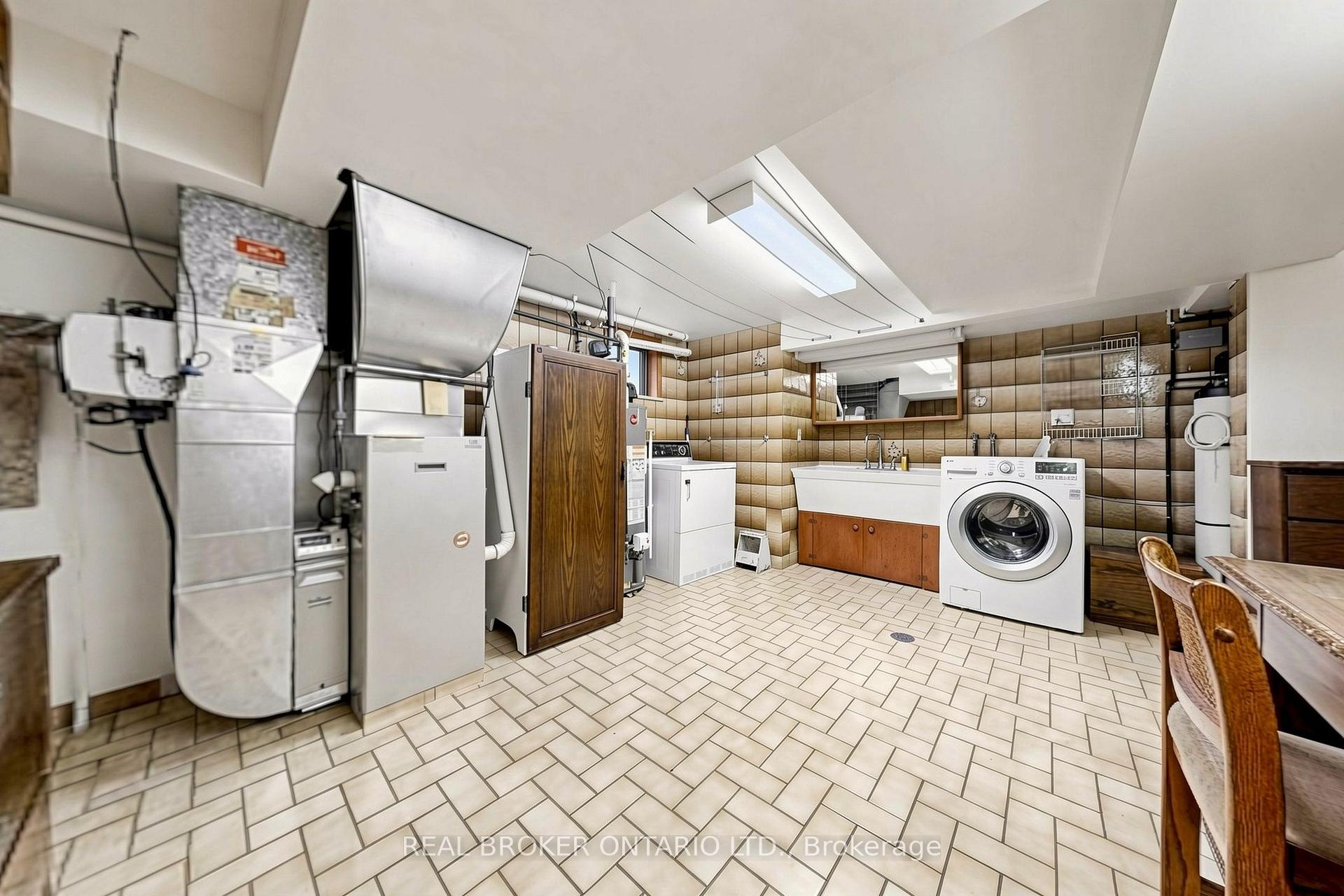 Photo 40 of 2 Dorking Crescent, North York, Downsview-Roding-CFB — HOMEH