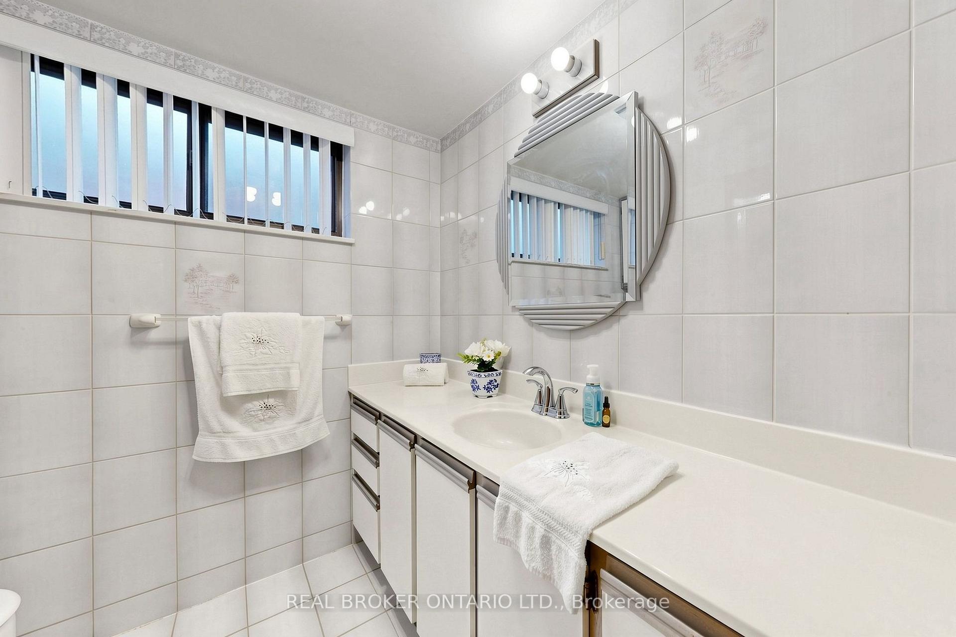 Photo 41 of 2 Dorking Crescent, North York, Downsview-Roding-CFB — HOMEH