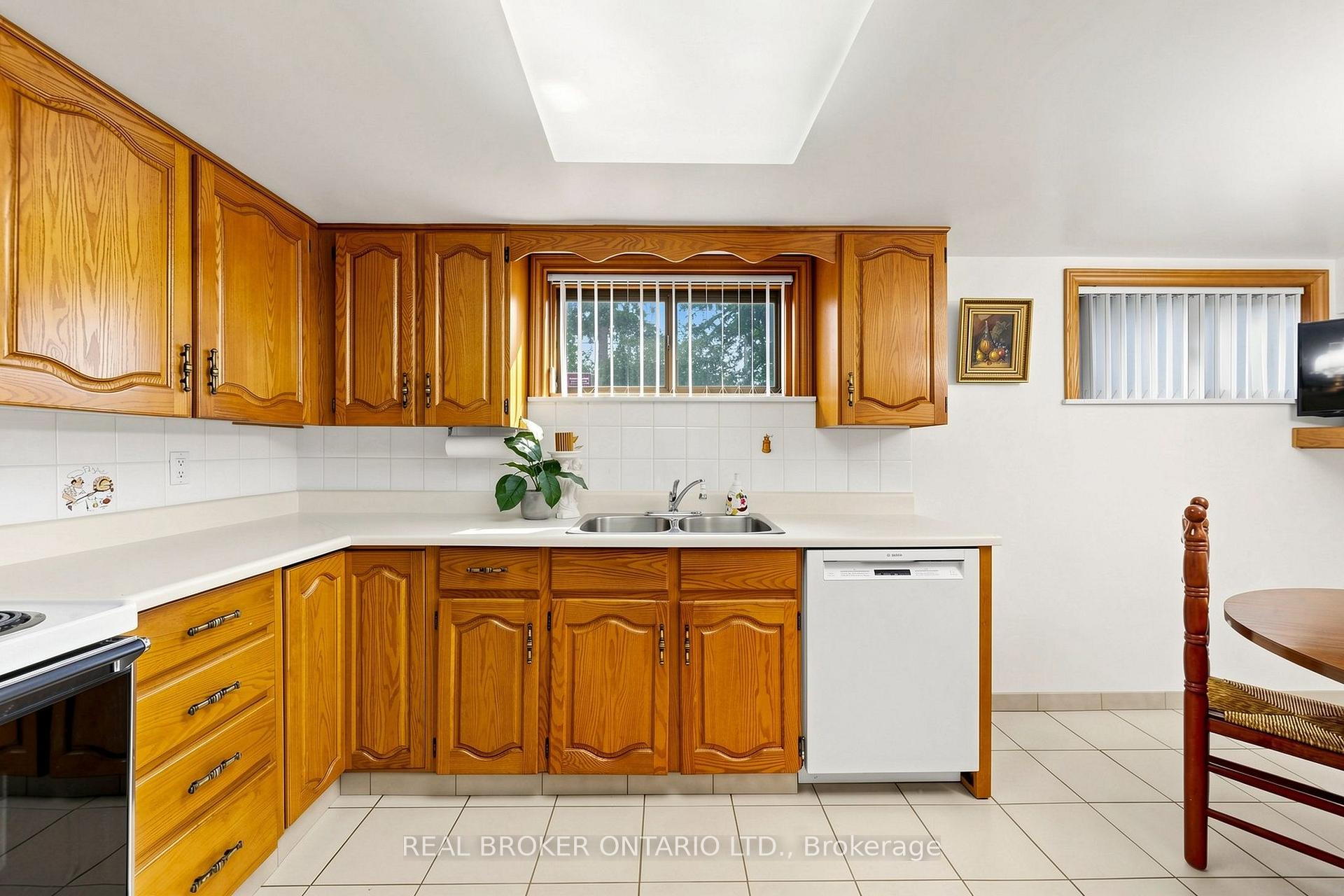 Photo 50 of 2 Dorking Crescent, North York, Downsview-Roding-CFB — HOMEH