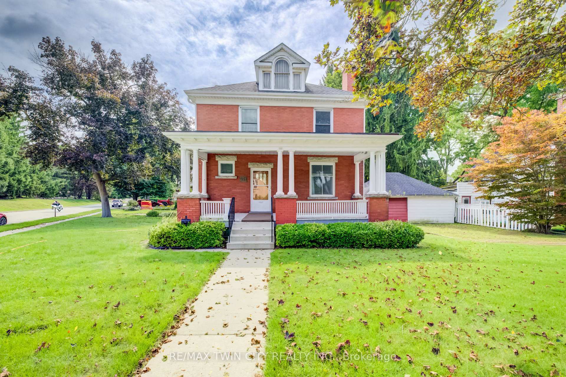 Photo 4 of 211 Main Street, Cambridge, East Galt — HOMEH