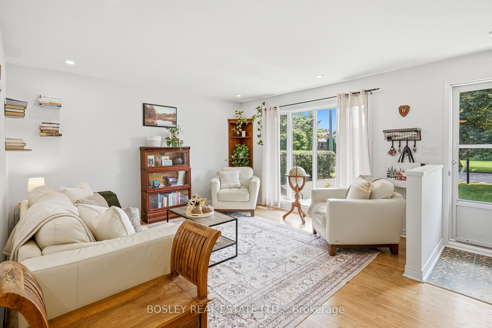 Photo 2 of 17 Acadia Crescent, St. Catharines, Secord Woods — HOMEH