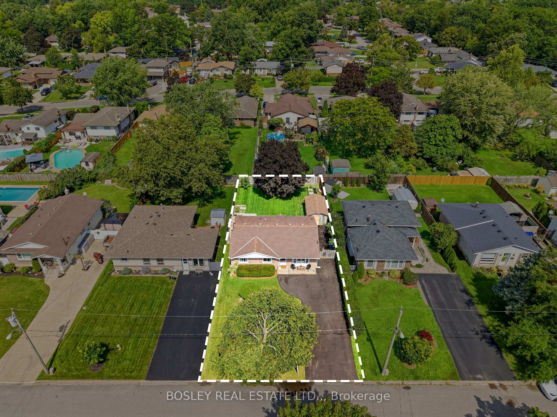 Photo 7 of 17 Acadia Crescent, St. Catharines, Secord Woods — HOMEH