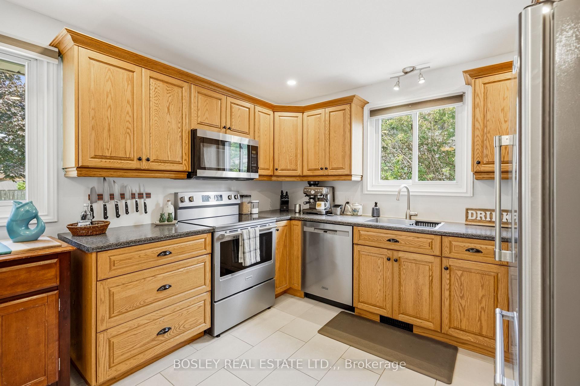 Photo 19 of 17 Acadia Crescent, St. Catharines, Secord Woods — HOMEH