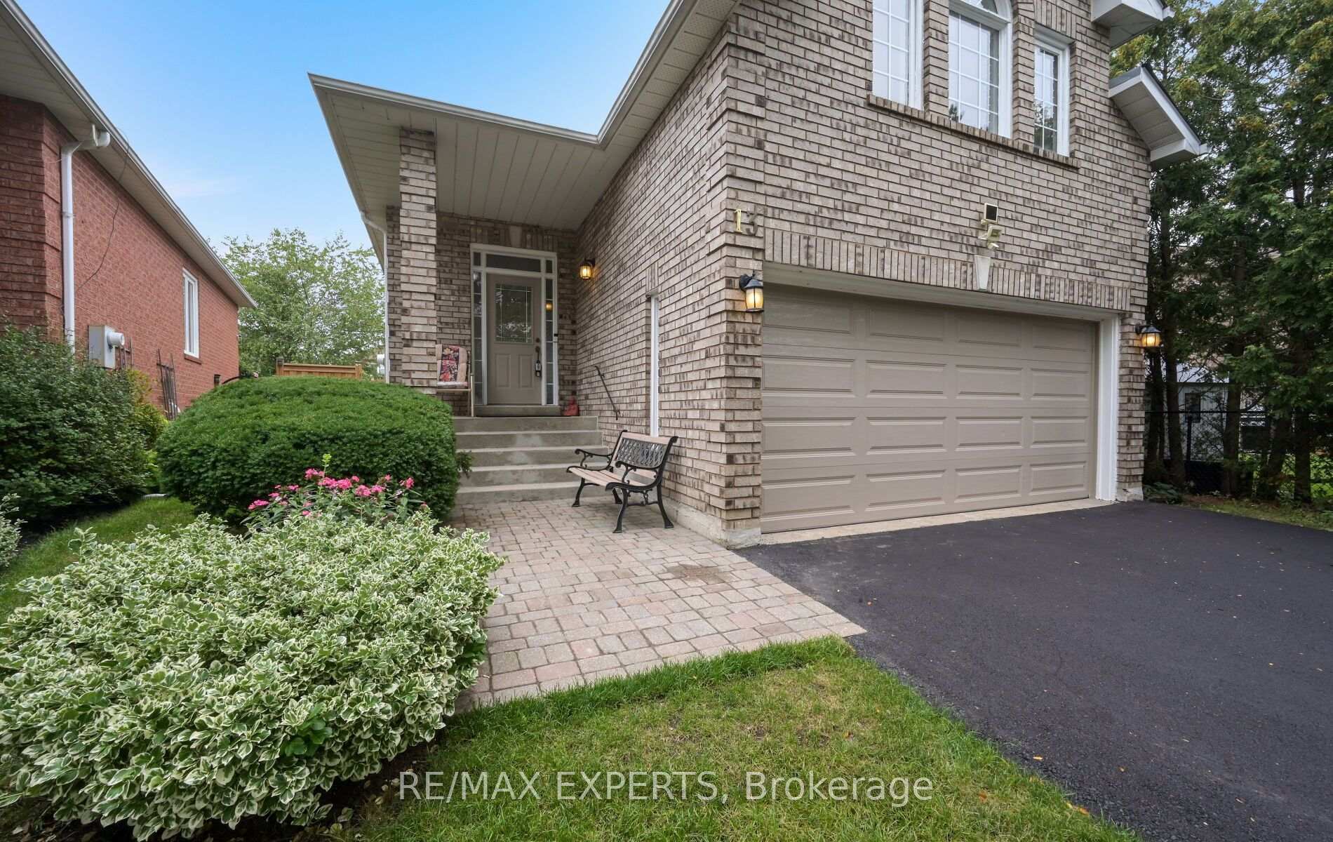 Photo 3 of 13 Paulette Way, Caledon, Bolton East — HOMEH