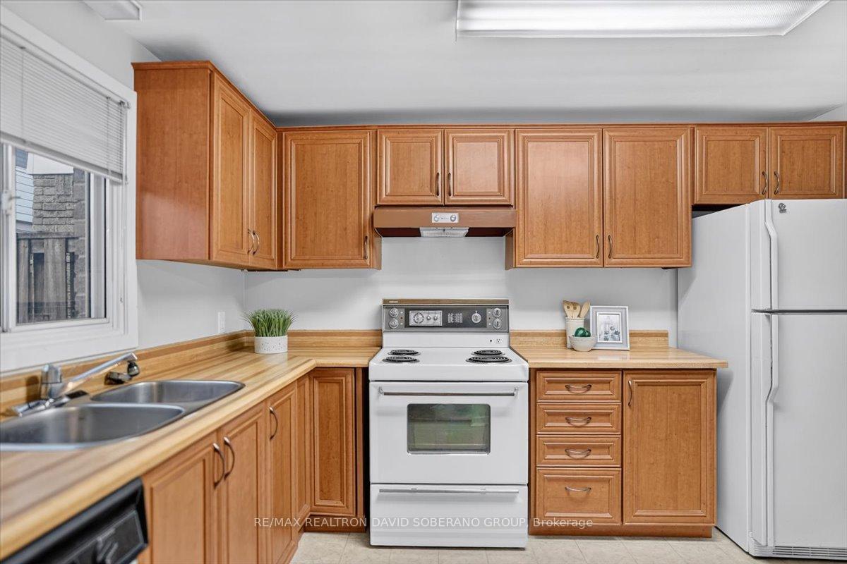 Photo 19 of 52 Antibes Drive, North York, Westminster-Branson — HOMEH