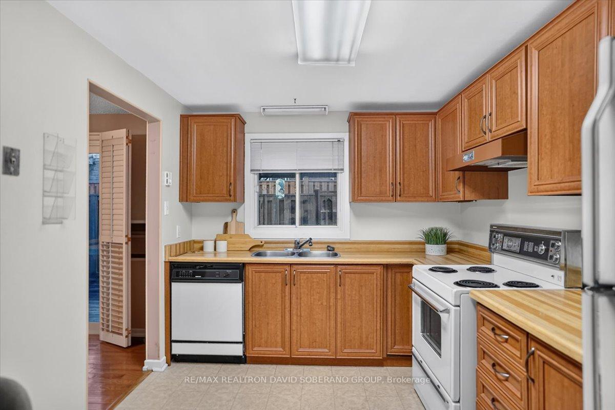Photo 22 of 52 Antibes Drive, North York, Westminster-Branson — HOMEH