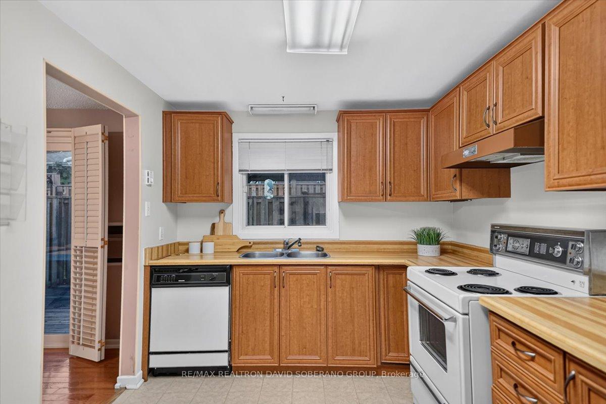 Photo 23 of 52 Antibes Drive, North York, Westminster-Branson — HOMEH