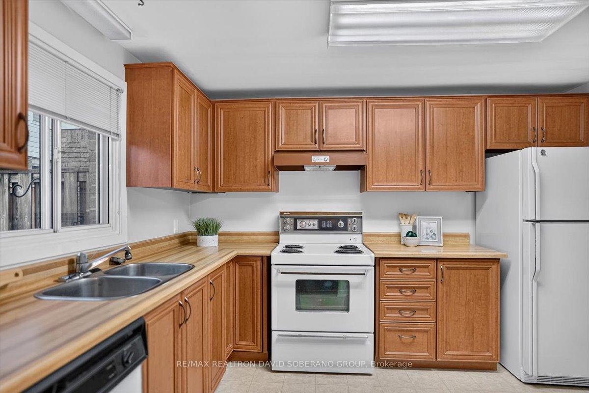 Photo 24 of 52 Antibes Drive, North York, Westminster-Branson — HOMEH
