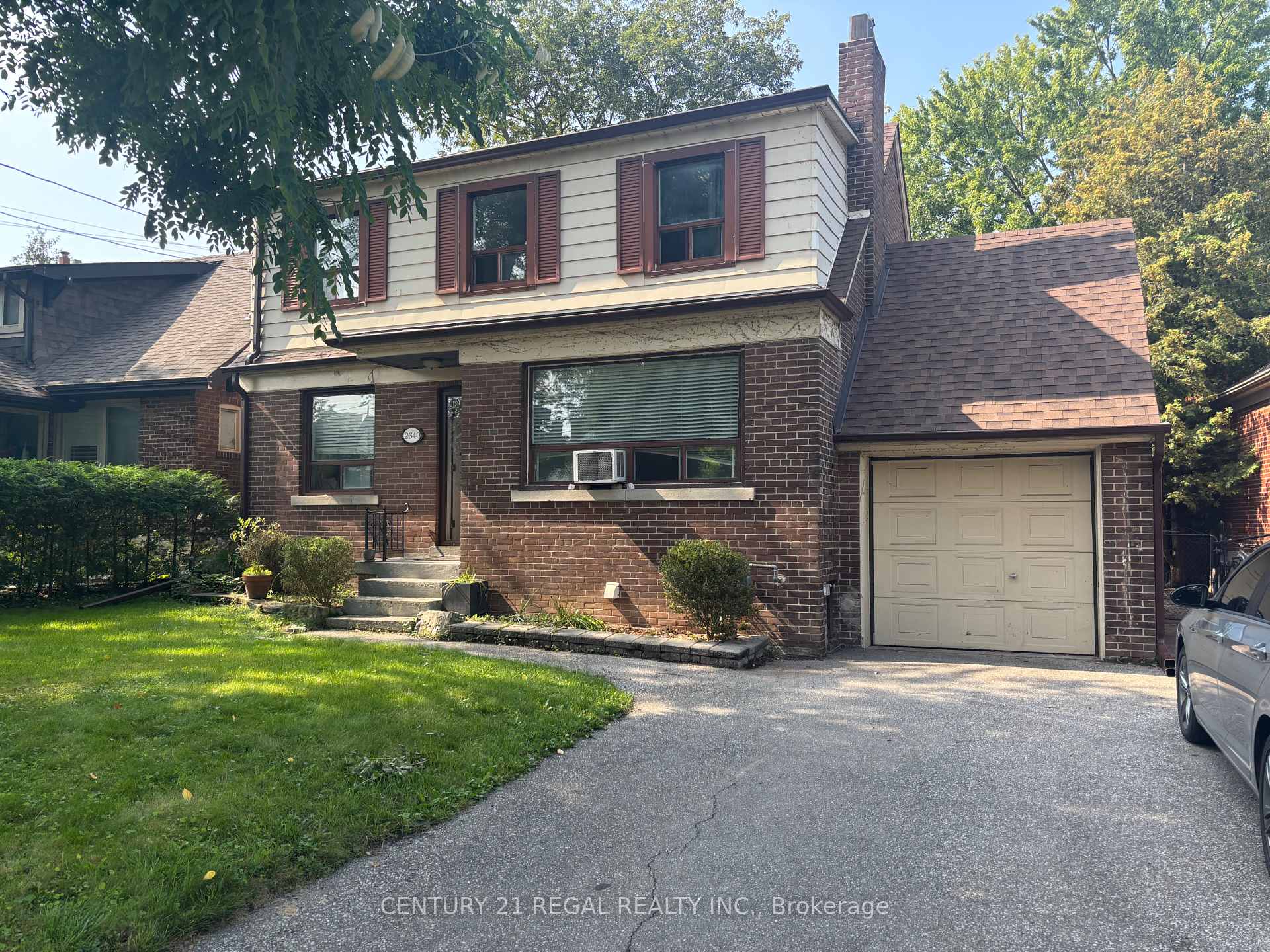 Front of 2640 Lake Shore Boulevard W