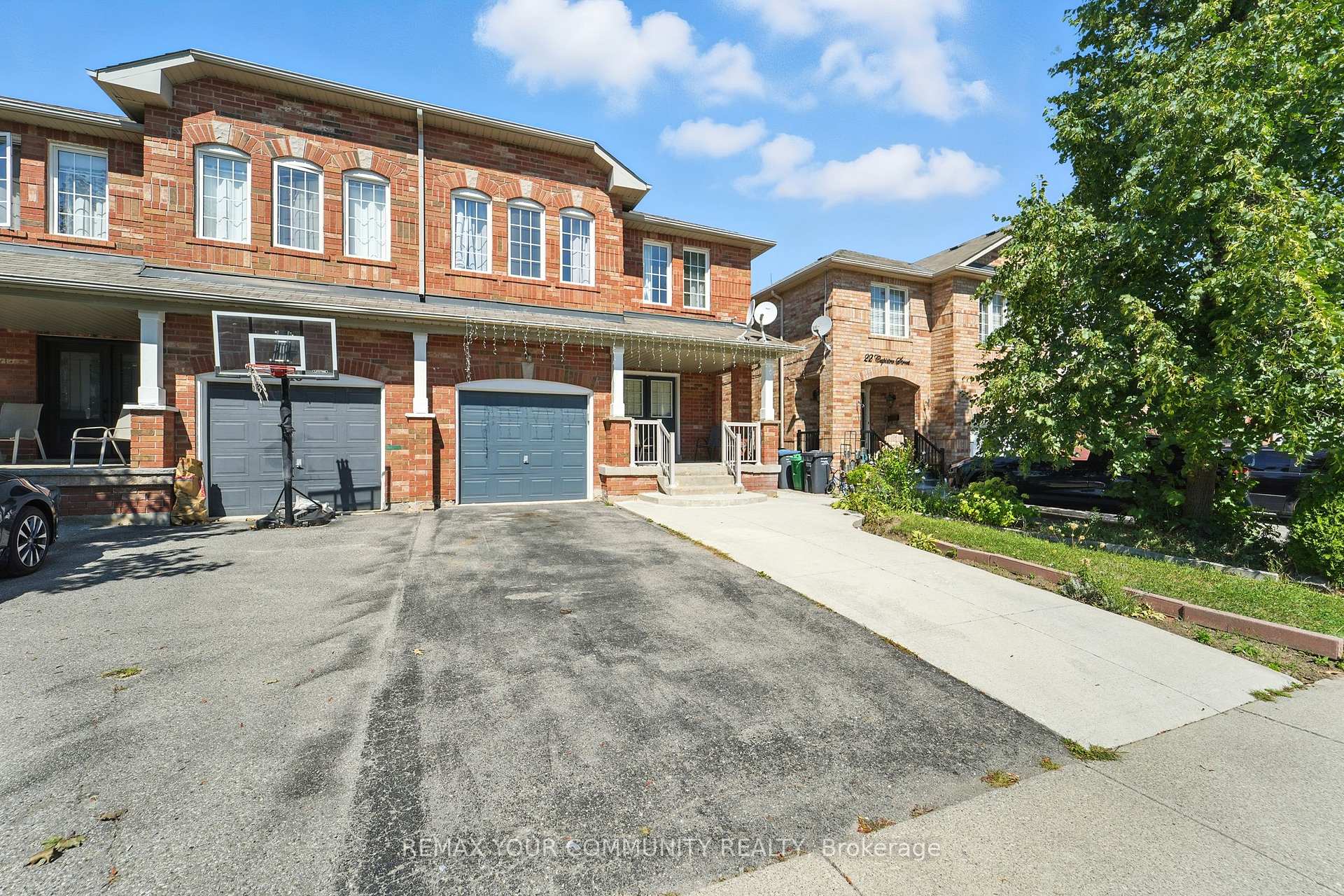 Photo 4 of 20 Capistro Street E, Brampton, Fletcher's Meadow — HOMEH