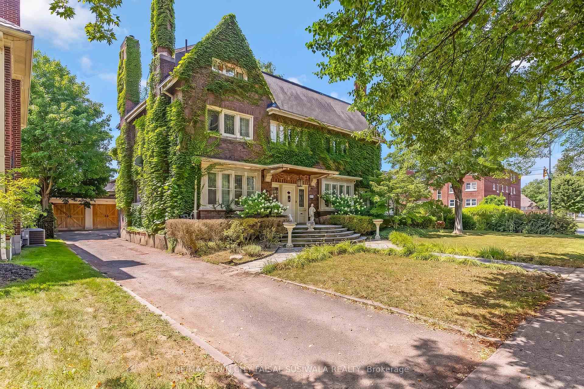 Front of 122 Dufferin Avenue