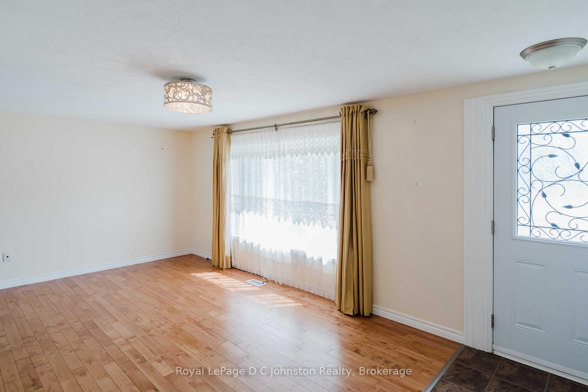 Photo 3 of 19 Smith Street, Kincardine — HOMEH