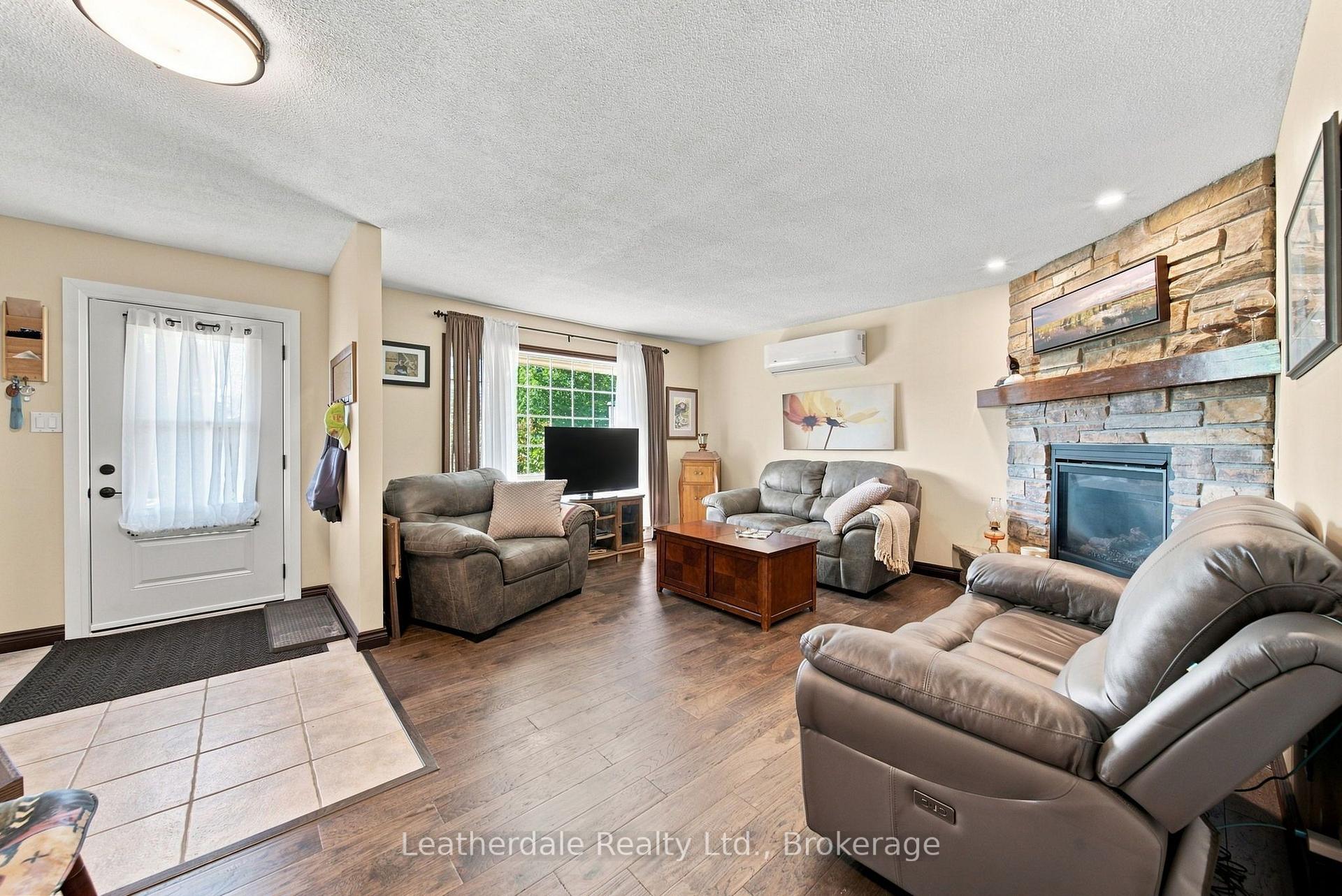 Photo 4 of 354 Arthur Street, Orillia — HOMEH