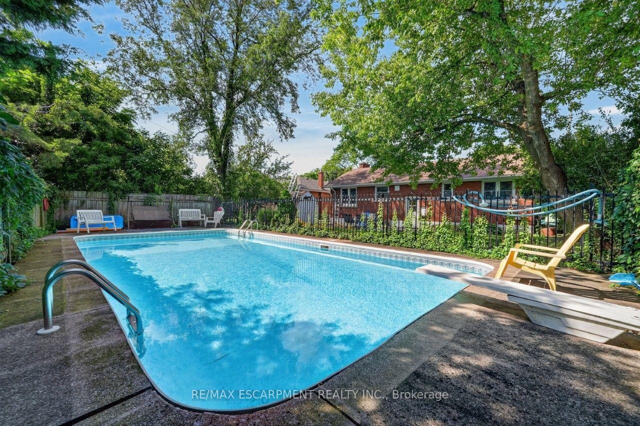Photo 2 of 16 Byrne Boulevard, St. Catharines, Glendale/Glenridge — HOMEH