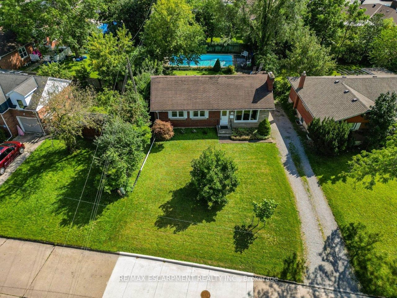 Photo 3 of 16 Byrne Boulevard, St. Catharines, Glendale/Glenridge — HOMEH