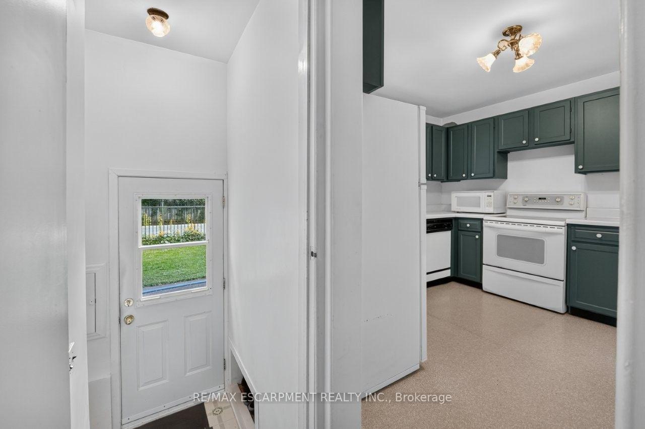 Photo 8 of 16 Byrne Boulevard, St. Catharines, Glendale/Glenridge — HOMEH