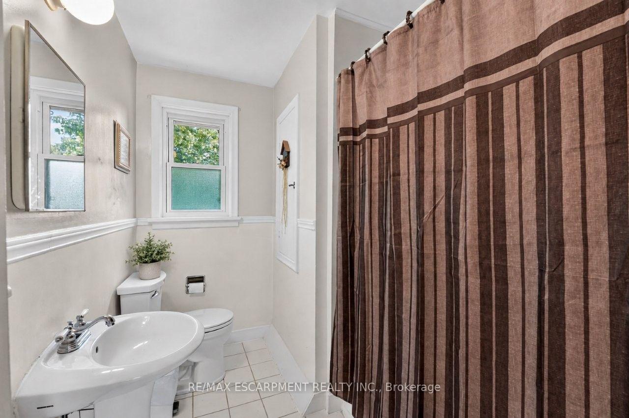 Photo 12 of 16 Byrne Boulevard, St. Catharines, Glendale/Glenridge — HOMEH
