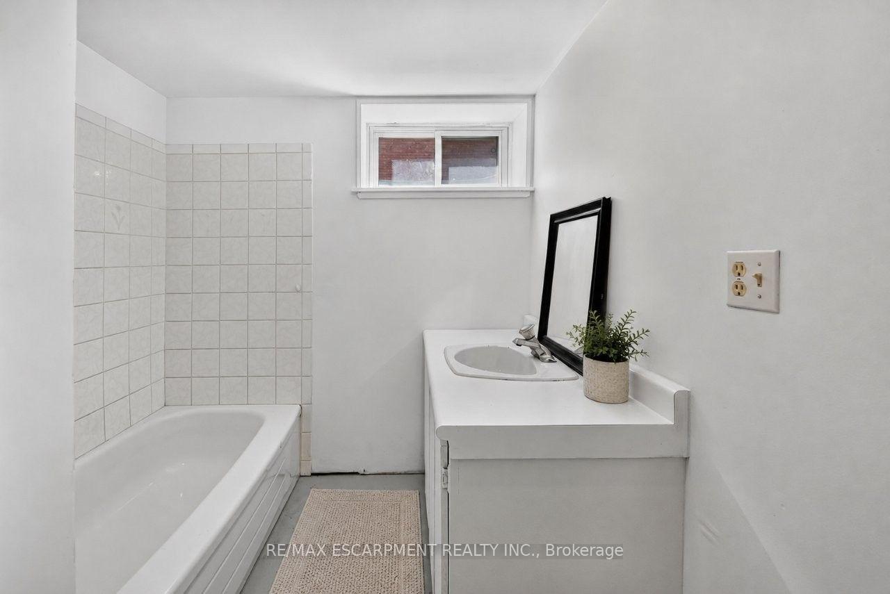Photo 15 of 16 Byrne Boulevard, St. Catharines, Glendale/Glenridge — HOMEH
