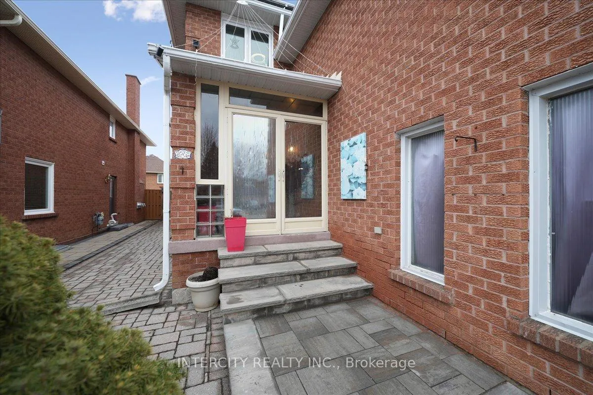 Photo 2 of 67 Sonny Street, Vaughan, Maple — HOMEH