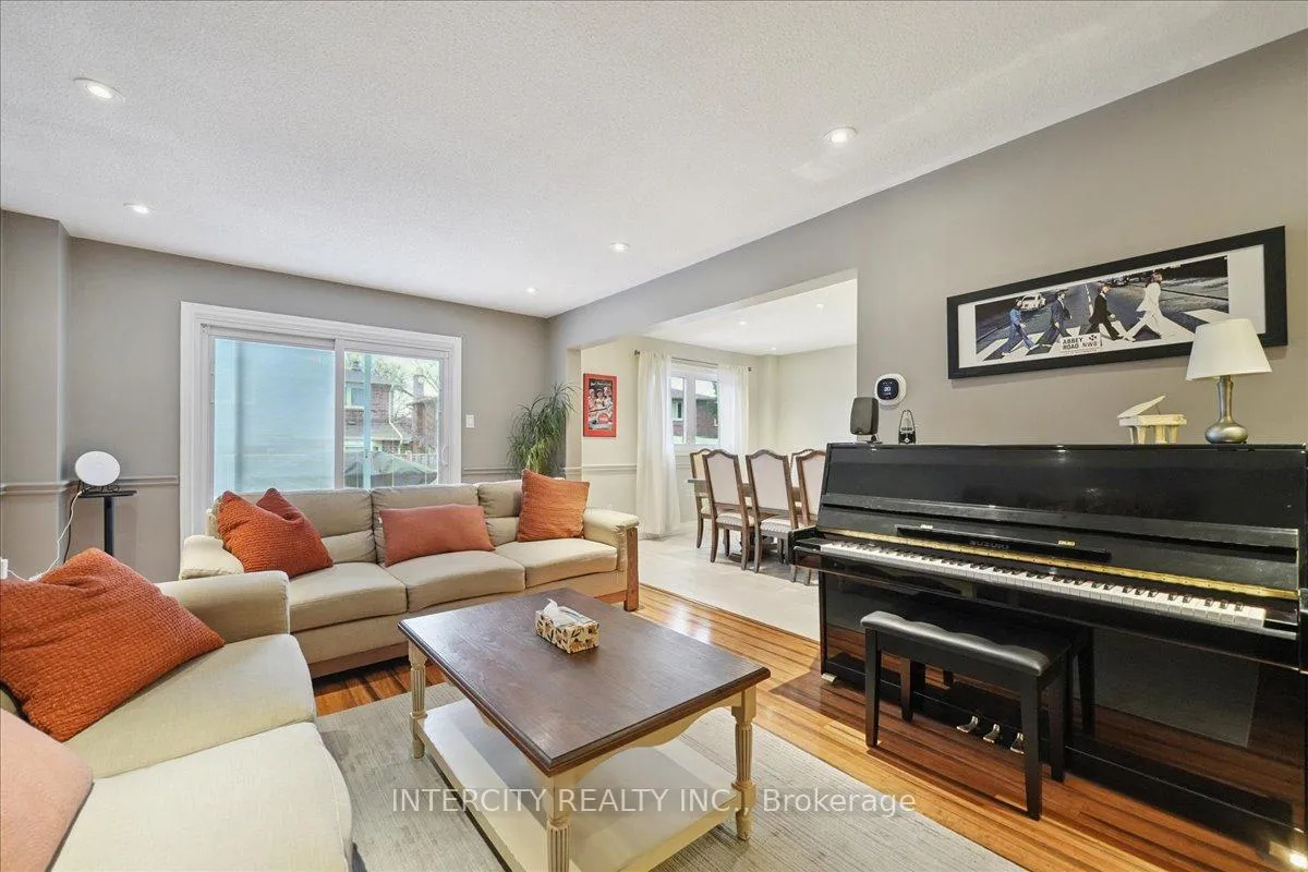Photo 9 of 67 Sonny Street, Vaughan, Maple — HOMEH