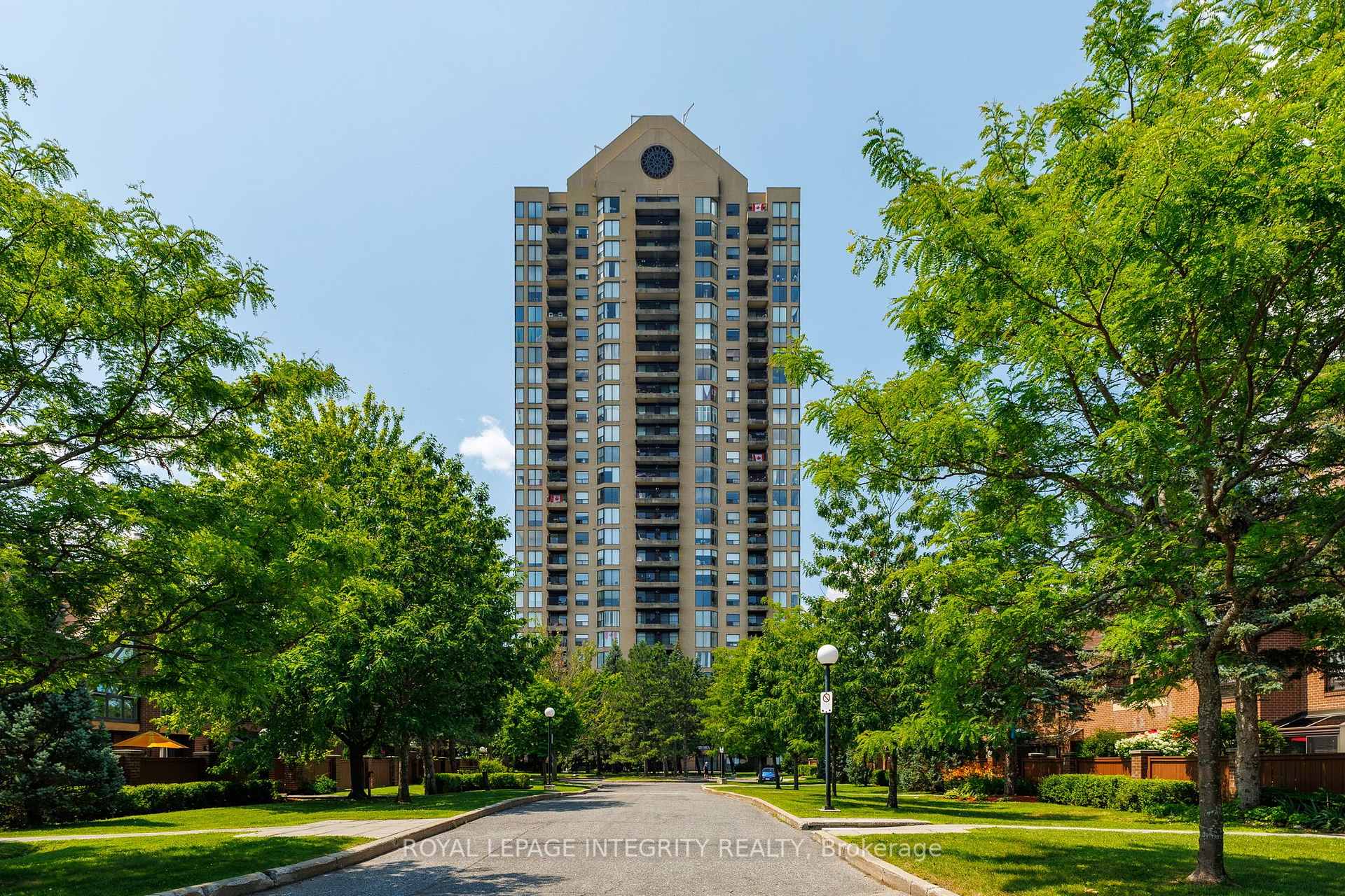 Front of Unit 803, 545 St Laurent Boulevard