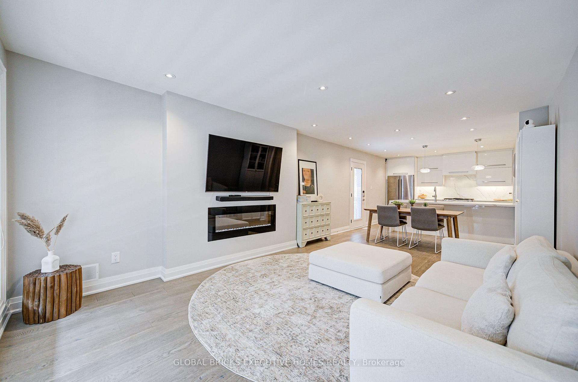 Photo 5 of 6 Cardigan Road, Etobicoke, Stonegate-Queensway — HOMEH