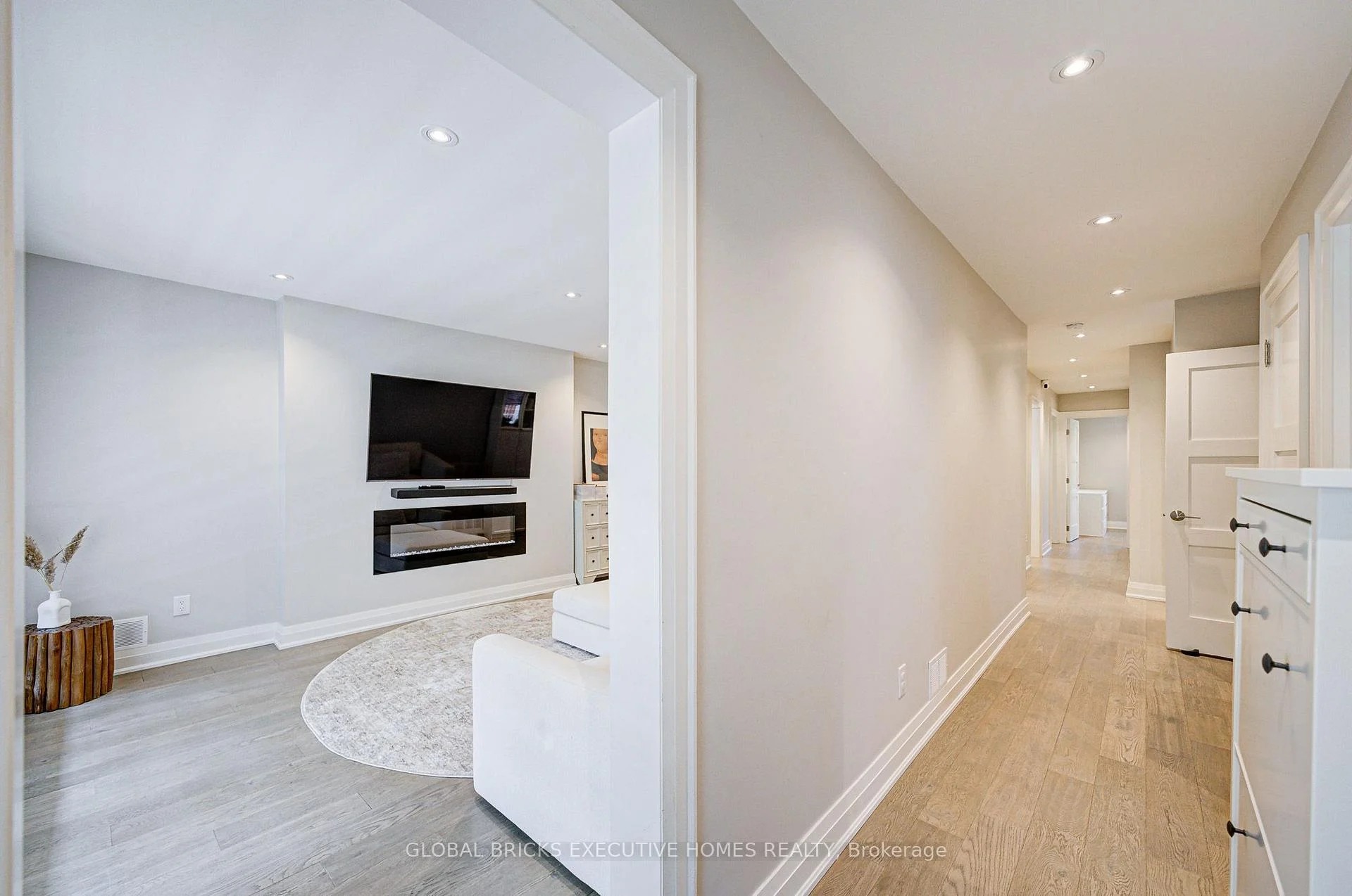 Photo 4 of 6 Cardigan Road, Etobicoke, Stonegate-Queensway — HOMEH