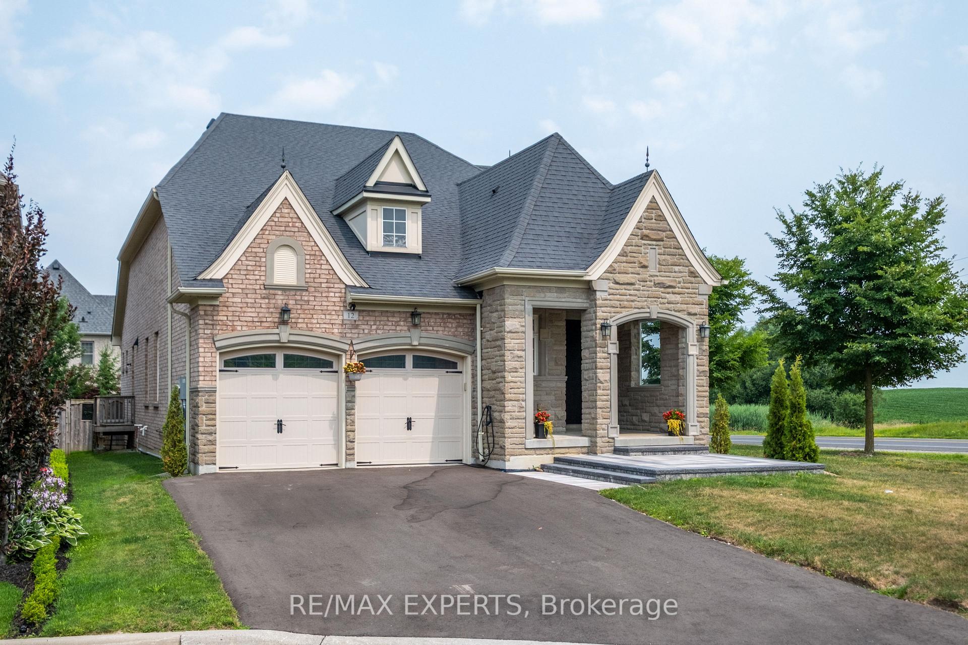 Photo 2 of 12 Valley Point Crescent, King, King City — HOMEH