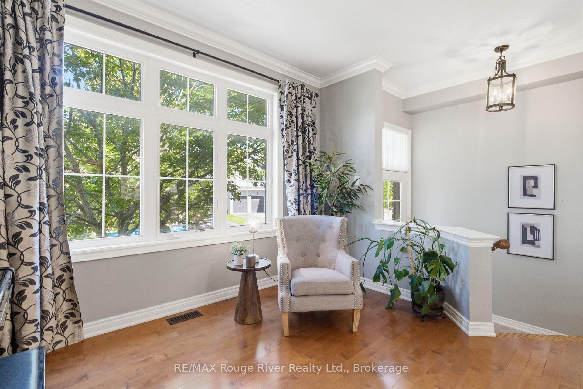 Photo 5 of 18 Rainbow Crescent, Whitby, Brooklin — HOMEH
