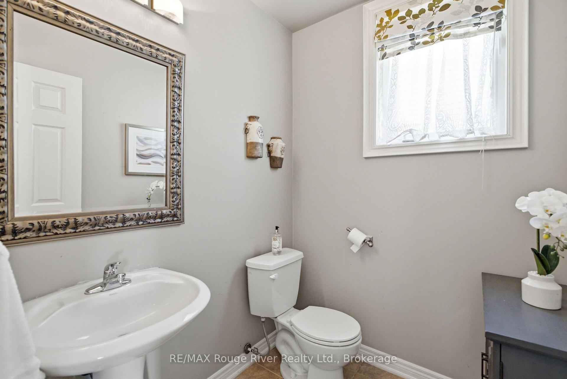 Photo 16 of 18 Rainbow Crescent, Whitby, Brooklin — HOMEH
