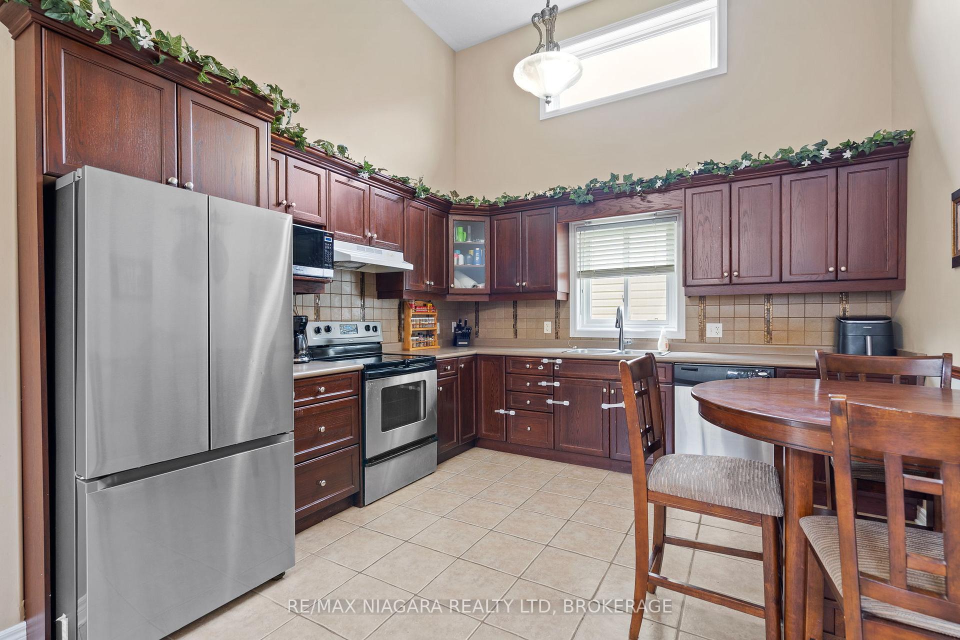 Photo 9 of 230 Wellbrook Avenue, Welland, Prince Charles — HOMEH