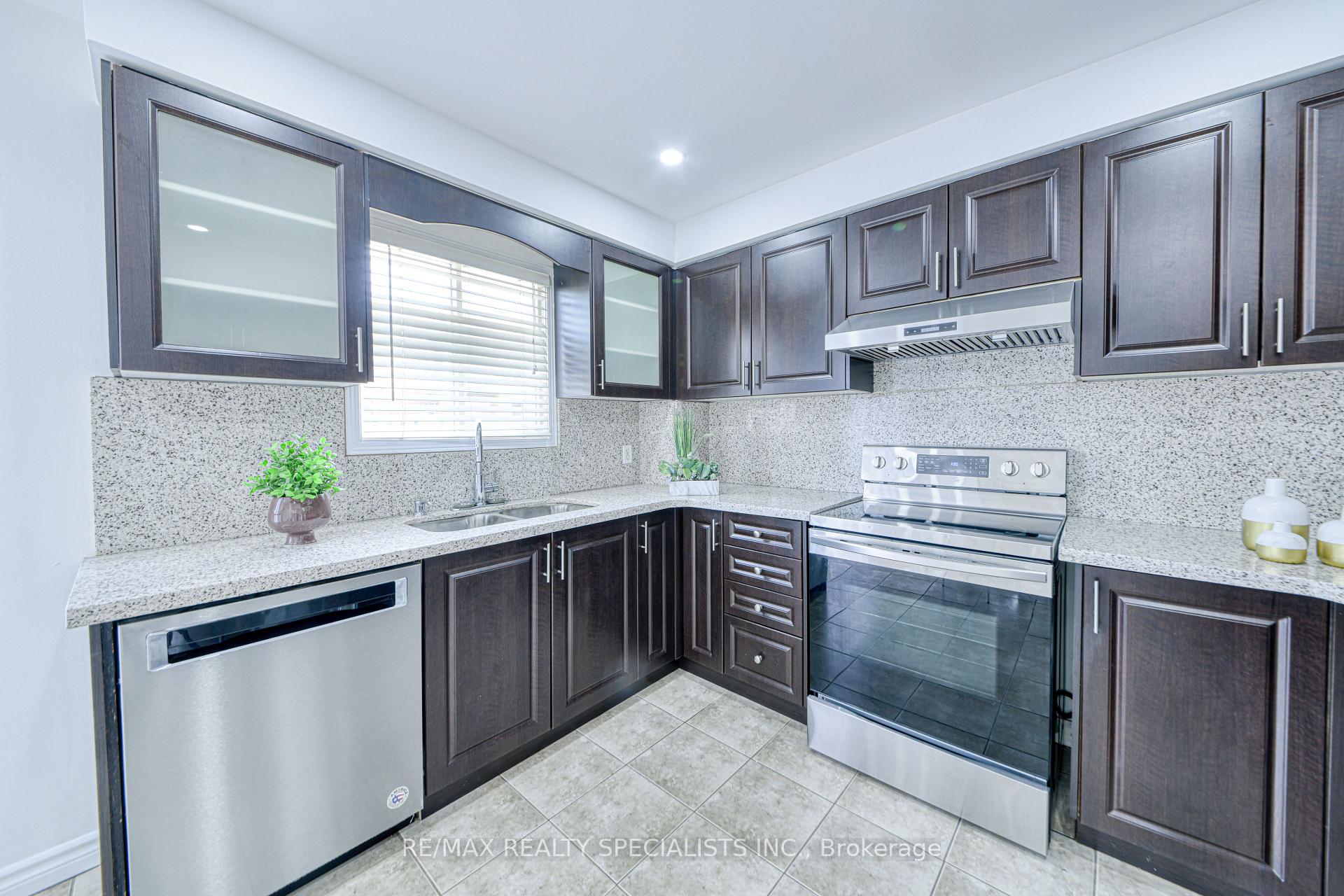Photo 7 of 35 Softneedle Avenue, Brampton, Sandringham-Wellington — HOMEH