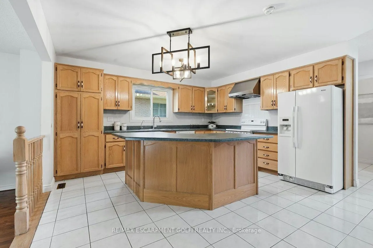 Photo 2 of 12 Sumner Crescent, Grimsby, Grimsby Beach — HOMEH