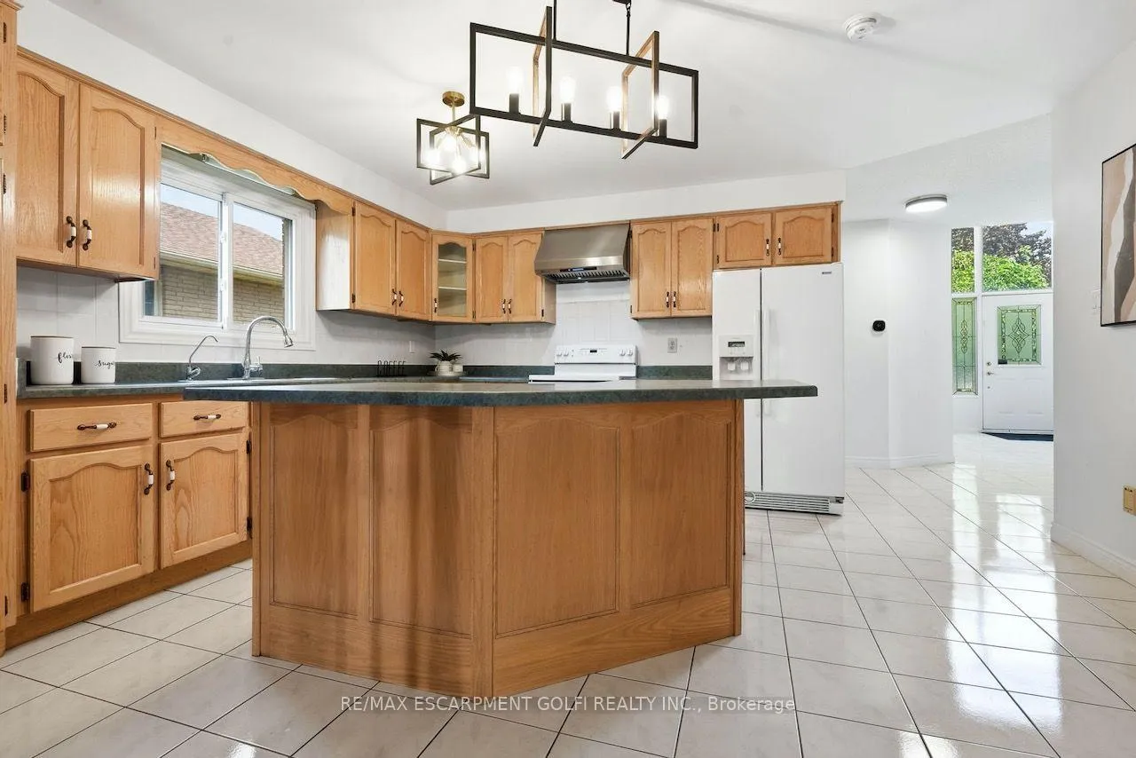 Photo 7 of 12 Sumner Crescent, Grimsby, Grimsby Beach — HOMEH