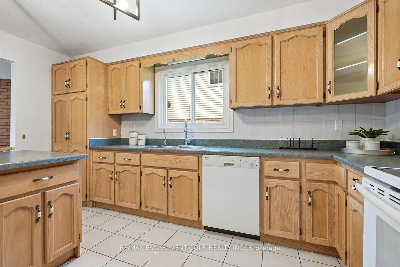 Photo 8 of 12 Sumner Crescent, Grimsby, Grimsby Beach — HOMEH